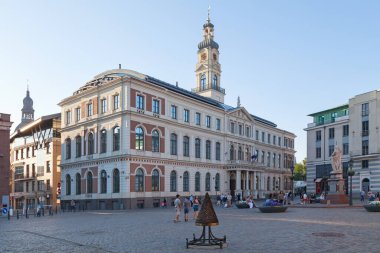 Riga, Letonya - 13 Haziran 2019: Eski kasabadaki Riga Belediye Sarayı Aziz Roland heykelinin ve Siyah Kafalar Evi 'nin karşısındaki.