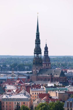 Riga, Letonya - 13 Haziran 2019 St. Peter Kilisesi, Saint Peter 'a adanmış bir Lüteriyen kilisesidir..