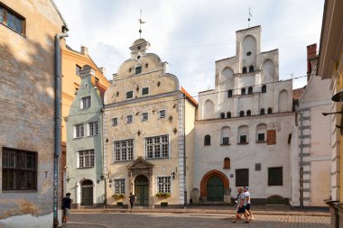 Riga, Letonya - 13 Haziran 2019: Üç Kardeş, eski kentte üç evden oluşan bir yapı kompleksi. Bu evler birlikte Riga 'daki en eski konut kompleksini oluşturuyorlar..