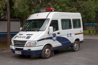 Pekin, Çin - 07 Ağustos 2018: Çin başkentinin bir caddesine park etmiş polis minibüsü.