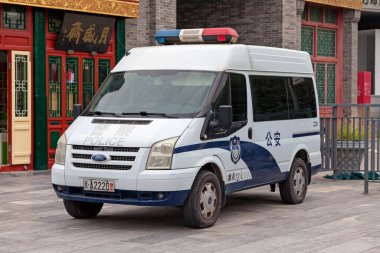 Pekin, Çin - 07 Ağustos 2018: Başkentin bir caddesine park etmiş polis minibüsü.