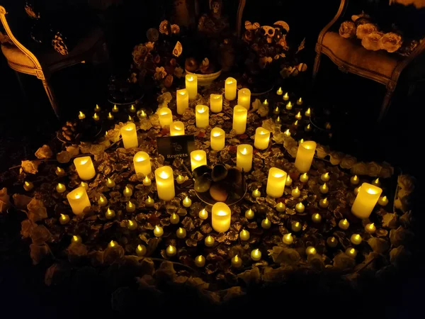Verlassene Gruselige Villa Mit Dutzenden Kerzen Die Für Die Nacht — Stockfoto