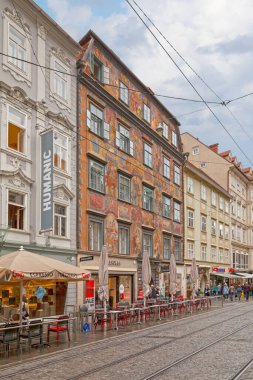 Graz, Avusturya - 28 Mayıs 2019: Herrengasse 3 'teki Boyalı Ev. Tamamen fresklerle kaplıdır (1742 'de Johann Mayer tarafından resmedilmiştir.).