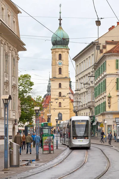 Graz, Avusturya - 28 Mayıs 2019: Fransisken Kilisesi 'nden (Avusturya: Franziskanerkirche Graz) tramvay geliyor.