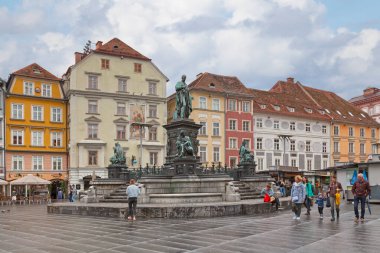 Graz, Avusturya - 28 Mayıs 2019: The Erzherzog-Johann-Brunnen (Türkçe: Arşidük Johann Fountain) Hauptplatz 'ın ortasında (İngilizce: Ana Meydan), belediye binasının karşısında.