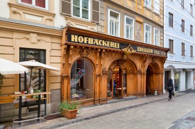 Graz, Avusturya - 28 Mayıs 2019: Hofbackerei Edegger-Vergi, 1569 yılında kurulan ve halen işlemekte olan en eski pastanedir. Fırın Hofgasse caddesindeki dekore edilmiş dükkan cephesi ile ünlüdür..