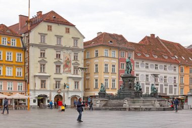 Graz, Avusturya - 28 Mayıs 2019: The Erzherzog-Johann-Brunnen (Türkçe: Arşidük Johann Fountain) Hauptplatz 'ın ortasında (İngilizce: Ana Meydan), belediye binasının karşısında.
