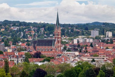 Herz-Jesu-Kirche (Türkçe: İsa 'nın Kutsal Kalbi Kilisesi) Avusturya' nın Graz kentindeki en büyük kilisedir. Mimar Georg Hauberrisser tarafından tasarlanmış ve 1881 'den 1887' ye kadar inşa edilmiştir..