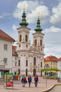 Graz, Avusturya - 28 Mayıs 2019: Mariahilf Kilisesi (Almanca: Mariahilfkirche), Minoriten manastırı Graz 'a bağlı bir hac kilisesi..