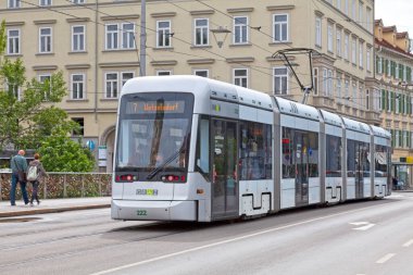 Graz, Avusturya - 28 Mayıs 2019: Şehir merkezinde 7. hattın tramvayı.
