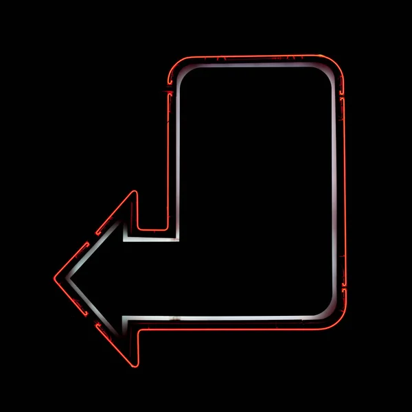 红色的霓虹灯被做成箭头 箭头在黑色的背景上被隔离 里面有一个巨大的黑色复制空间 可以添加任何需要的商业标志 — 图库照片