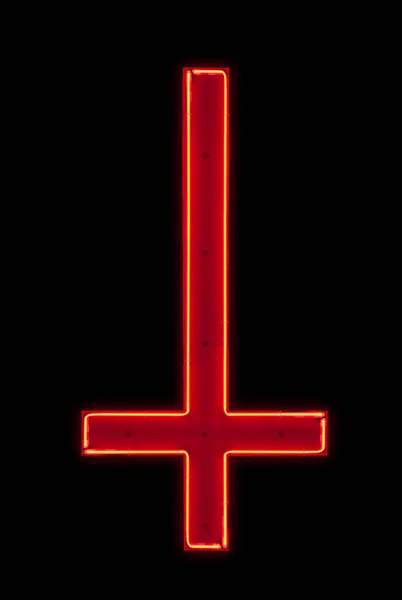 黒い背景に孤立したサンピエトロの十字架に形成された赤いネオン — ストック写真