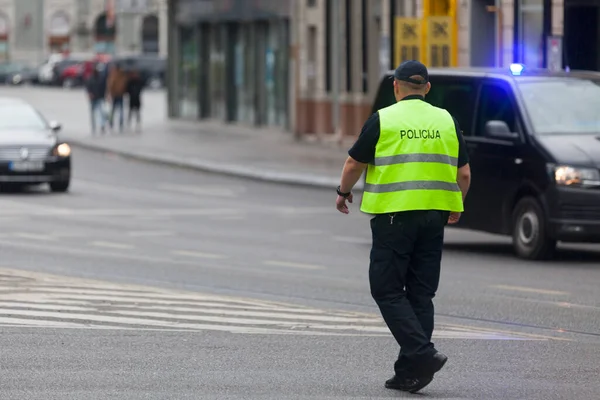 Sarajewo Bośnia Hercegowina Maja 2019 Policjant Wykonujący Ruch Drogowy Aby — Zdjęcie stockowe