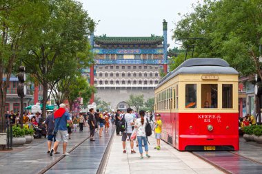 Pekin, Çin - 07 Ağustos 2018: Qianmen Caddesi, Qianmen Kapısı dışında geleneksel bir ticari cadde.