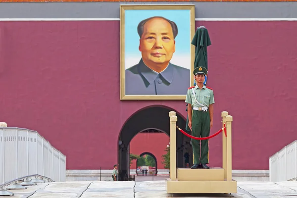 stock image Beijing, China - August 08 2018: Guard with behind the portrait of Mao at the entrance of the Forbidden City.