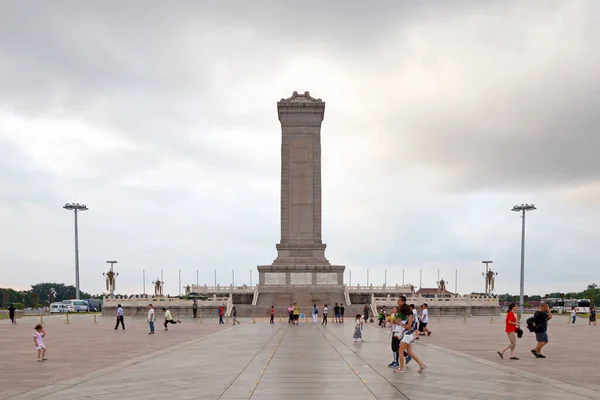 Pekin Chiny Sierpnia 2018 Pomnik Bohaterów Ludu Dziesięciopiętrowy Obelisk Wzniesiony — Zdjęcie stockowe