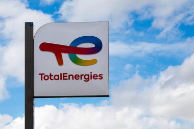 Huelkeçi, Fransa - 20 Nisan 2023: 1924 'te kurulan çok uluslu bir enerji ve petrol şirketi olan TotalEnergies SE' nin İşareti.