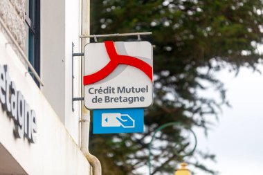 Huelkeçi, Fransa - 20 Nisan 2023 Credit Mutuel de Bretagne 'ın işareti. Banka, Fransa 'da ortak ve karşılıklı bir bankamatik grubu olan Credit Mutuel Arkea' nın bir parçasıdır..
