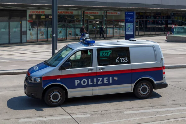 Wiedeń Austria Czerwca 2018 Policyjny Van Patrolujący Poza Dworcem Kolejowym — Zdjęcie stockowe