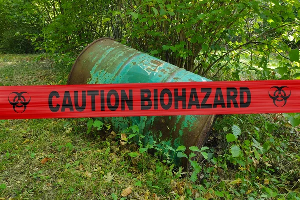 Opuštěný Sud Lese Policejní Páskou Nápisem Opatrnost Biohazard — Stock fotografie
