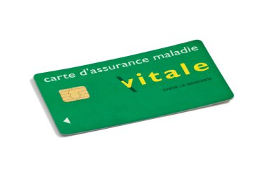 Beyaz arka planda bir Carte Vitale 'nin stüdyo çekimi. Fransa 'daki ulusal sağlık sisteminin sağlık sigortası kartıdır..