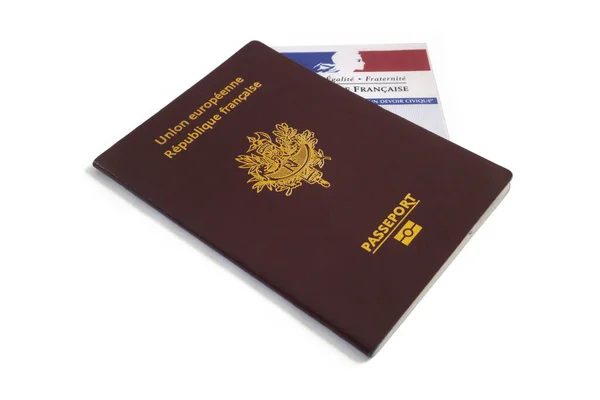 法国巴黎 2016年9月25日 法国生物鉴别护照和在白色上隔离的法国选举投票卡 法国外交官要投票 必须携带护照和选项卡到法国领事馆或大使馆 — 图库照片
