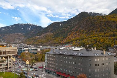 Andorra la Vella, Andorra, 26 Kasım 2019: Dağlarla çevrili şehir manzarası.