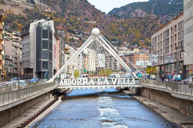 Andorra la Vella, Andorra - 26 Kasım 2019: Pont de Paris, Valira nehrinin üzerinde yer alan ve Consell d 'Europa caddesini Doktor Mitjavila ile birleştiren bir köprü..