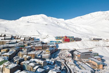 Pas de la Casa, Andorra - 15 Kasım 2019: Fransa sınırındaki bir Andorran kasabası olan Pas de la Casa 'nın hava manzarası, gümrüksüz dükkanları ve kayak yamaçlarıyla tanınıyor.