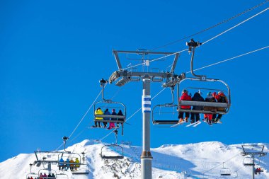 Pas de la Casa, Andorra, Aralık 07 2019: Pireneler ve Güney Avrupa 'nın en büyük kayak merkezi olan Grandvalira' nın kayak pistinin kayak kayak kayakçıları.