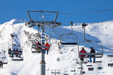 Pas de la Casa, Andorra, Aralık 02: Kayak asansörünü Pireneler ve Güney Avrupa 'daki en büyük kayak merkezi olan Grandvalira' nın kayak pistine ulaşmak için kullanan kayakçılar.