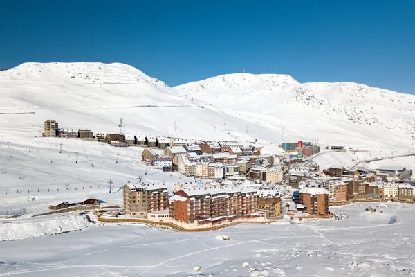 Pas de la Casa, Andorra - 15 Kasım 2019: Fransa sınırındaki bir Andorran kasabası olan Pas de la Casa 'nın hava manzarası, gümrüksüz dükkanları ve kayak yamaçlarıyla tanınıyor.