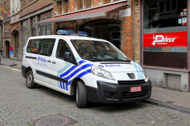 Brüksel, Belçika - 26 Ağustos 2017: Polis minibüsü şehir merkezindeki bir polis karakolunun birkaç metre uzağına park etti.