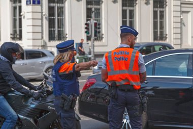 Brüksel, Belçika - 2 Temmuz 2019: Royal Park Tiyatrosu yakınlarındaki trafiği yapan iki polis memuru.