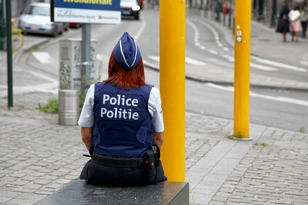 比利时布鲁塞尔 2017年8月26日 女警察坐在Monts Des Arts附近的长椅上等待同事回来 — 图库照片