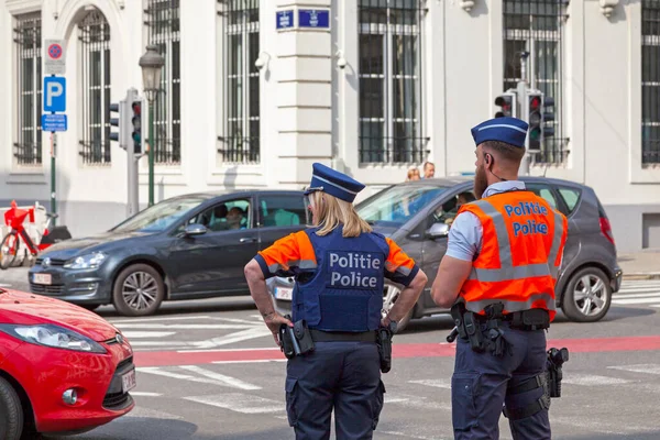 Bryssel Belgien Juli 2019 Två Poliser Gör Trafiken Nära Royal — Stockfoto