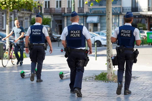 Bryssel Den Juli 2019 Poliser Skottsäker Väst Patrullerar Gatan — Stockfoto