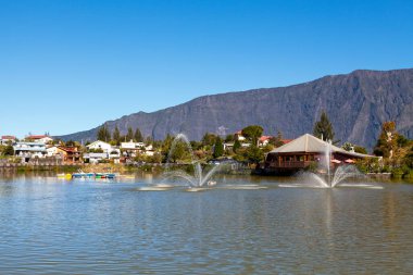 Cilaos 'taki Mare a Joncs (Reunion Adası) turistler ve yerel halkın sıkça uğradığı bir gölet..