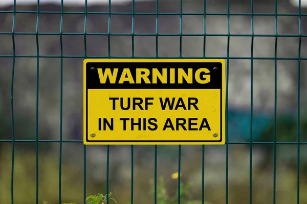 Красный Белый Предупреждающий Знак Заборе Надписью Warning Turf War Area — стоковое фото