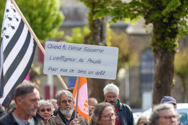 法国卡哈伊 2023年5月1日 反对退休金改革的示威活动 示威者手持英文标志 当愚笨统治时 人民的智慧对他们来说就是犯罪 — 图库照片