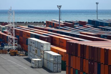 Le Port, Reunion Adası - Marsh 08 2017: Reunion Adası 'nın deniz kıyısındaki Le Port şehrinde bulunan bir ticari rıhtım olan Port Reunion Est' teki konteynırlar.