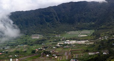 Reunion Adası 'ndaki Dos d' Ane köyünün yukarıdan görüntüsü.