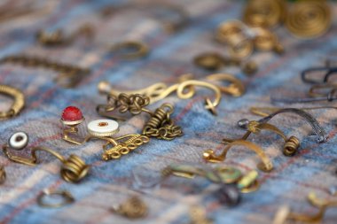 Roma döneminde Galya kabilesi Osismii tarafından kullanılan battaniyede çeşitli mücevherler..