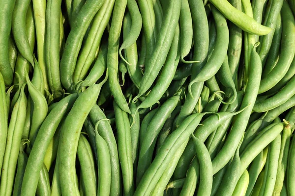 市場の屋台の緑の豆の山のクローズアップ — ストック写真
