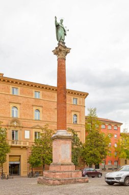 Bologna, İtalya - 03 Nisan 2019: San Domenico Bazilikası 'nın dışında St. Dominic' in bronz heykeli olan sütun.