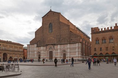 Bologna, İtalya - 02 Nisan 2019: San Petronio Bazilikası Piazza Maggiore 'da yer alan Bologna Başpiskoposluğu' nun küçük bir bazilikası ve kilisesidir..
