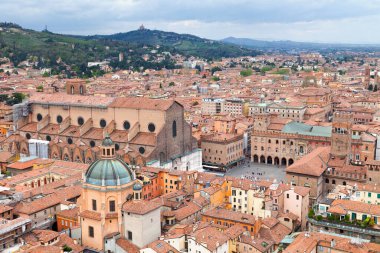Santa Maria della Vita, Piazza Maggiore 'un arkasında Basilica di San Petronio, Palazzo Re Enzo ve Palazzo d' Accursio ile çevrili..