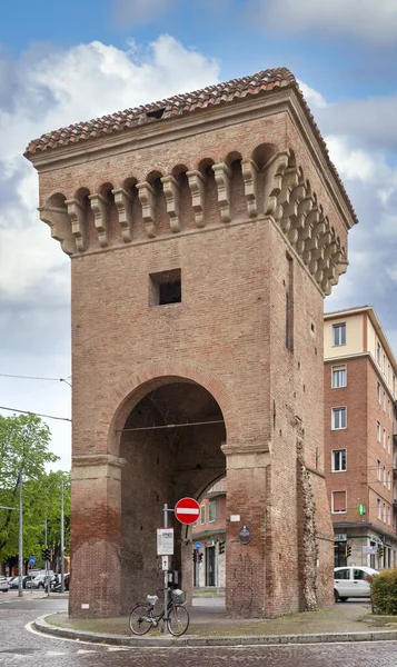 ボローニャ イタリア 2019年4月3日 ポルタ カスティリオーネは 市内の旧中世の外壁のポータルでした 13世紀後半に建立され 15世紀に再建されました かつて隔離された塔は機械化されていた — ストック写真