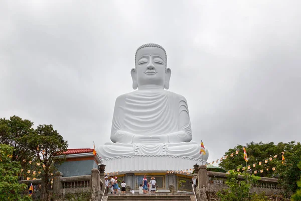 Hills Vietnam Augusti 2018 Vit Buddha Staty Vid Linh Ung — Stockfoto