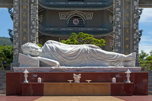 Estatua Mármol Blanco Que Representa Buda Reclinado Pie Torre Las — Foto de Stock